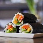Taze sebzelerle hazırlanmış sushi rulosu – Alanya’da sağlıklı öğün alternatifi